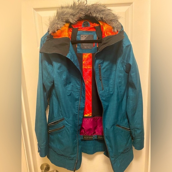 Oakley snow/ski jacket with faux fur trimmed hood in size medium. - Picture 4 of 9